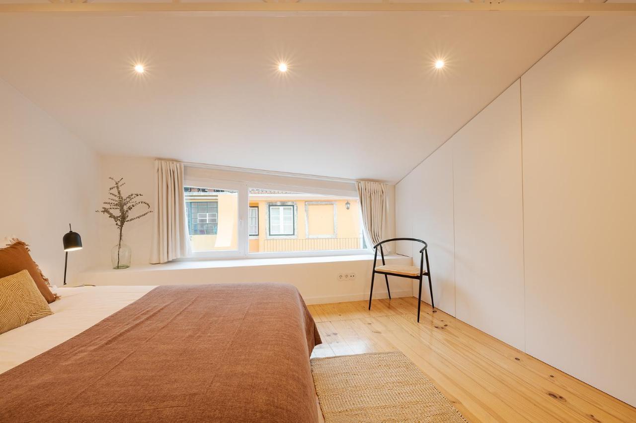The Yellow House Spacious Duplex In Prazeres District Lisbon Exterior photo