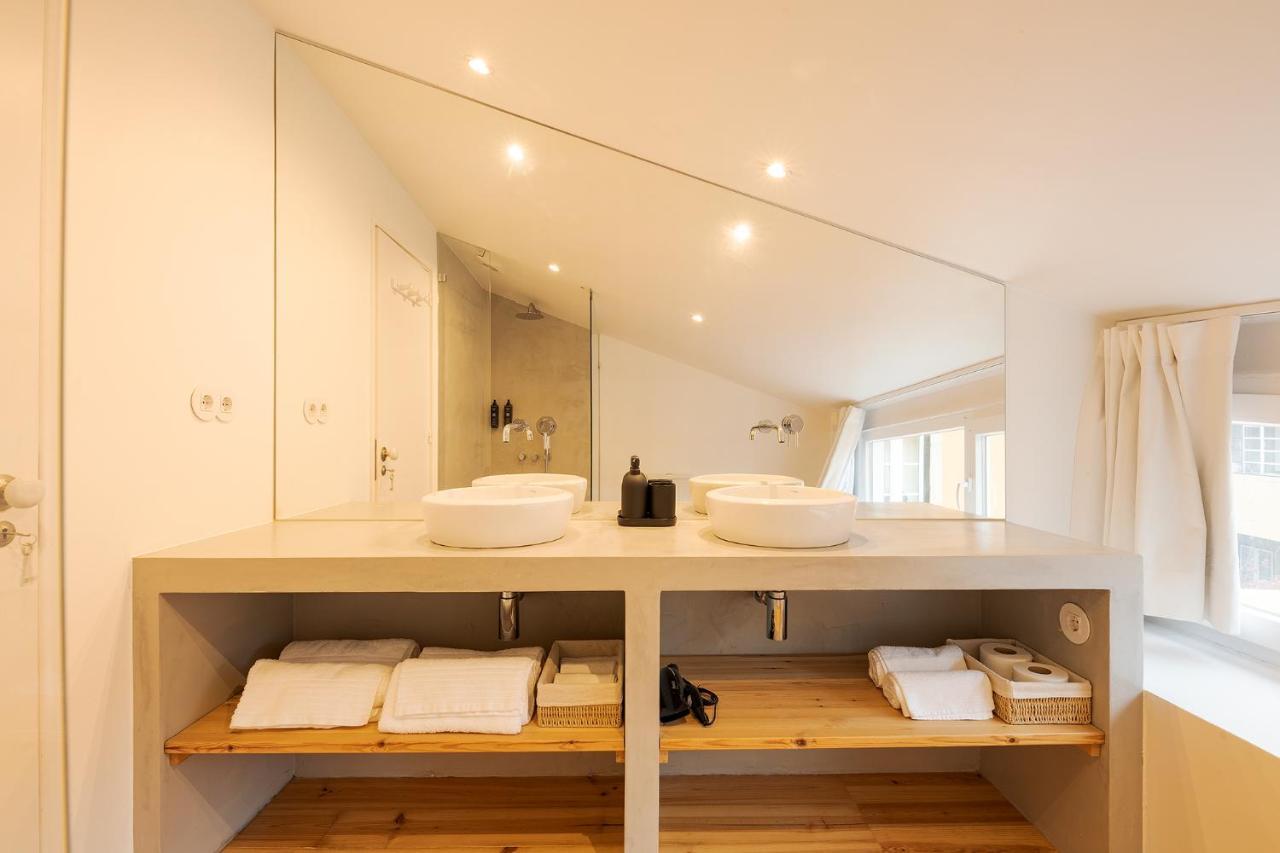 The Yellow House Spacious Duplex In Prazeres District Lisbon Exterior photo