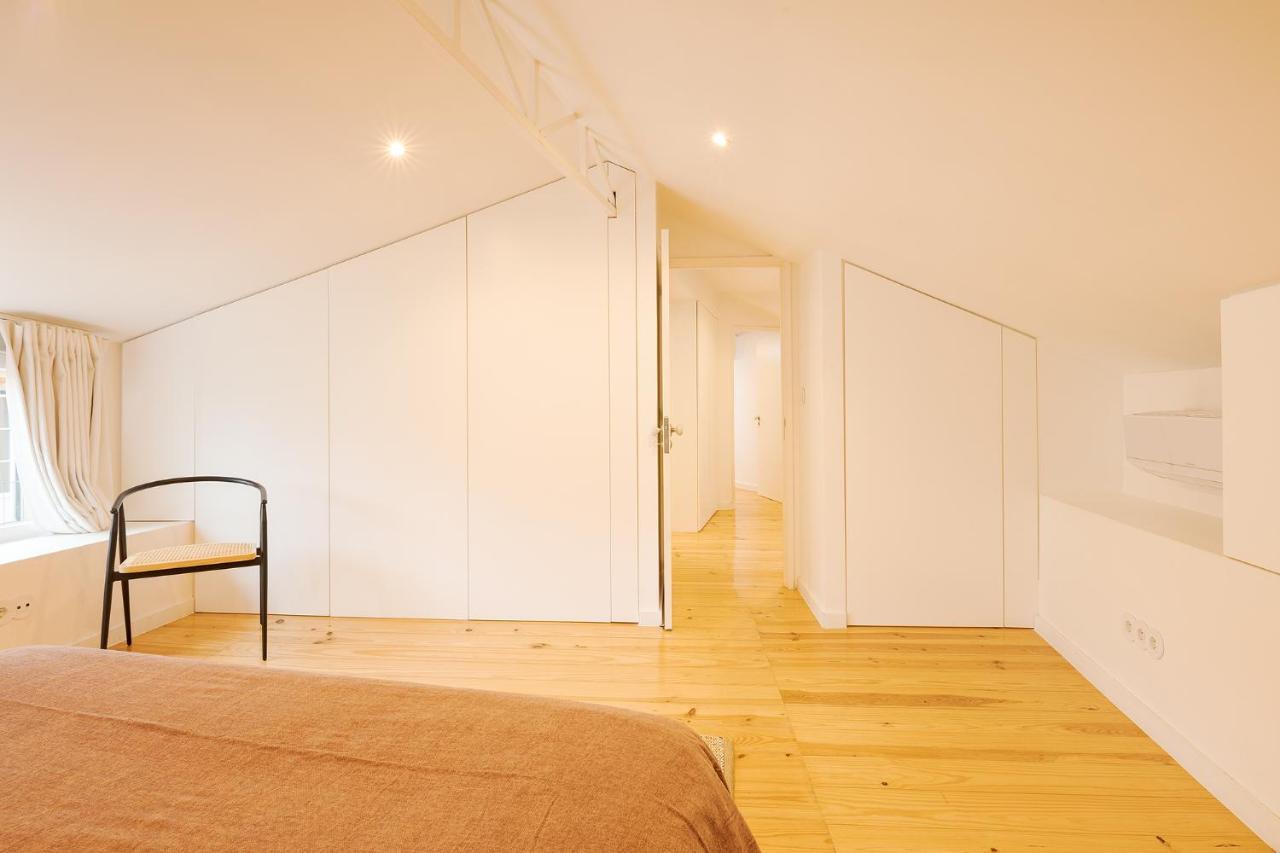 The Yellow House Spacious Duplex In Prazeres District Lisbon Exterior photo