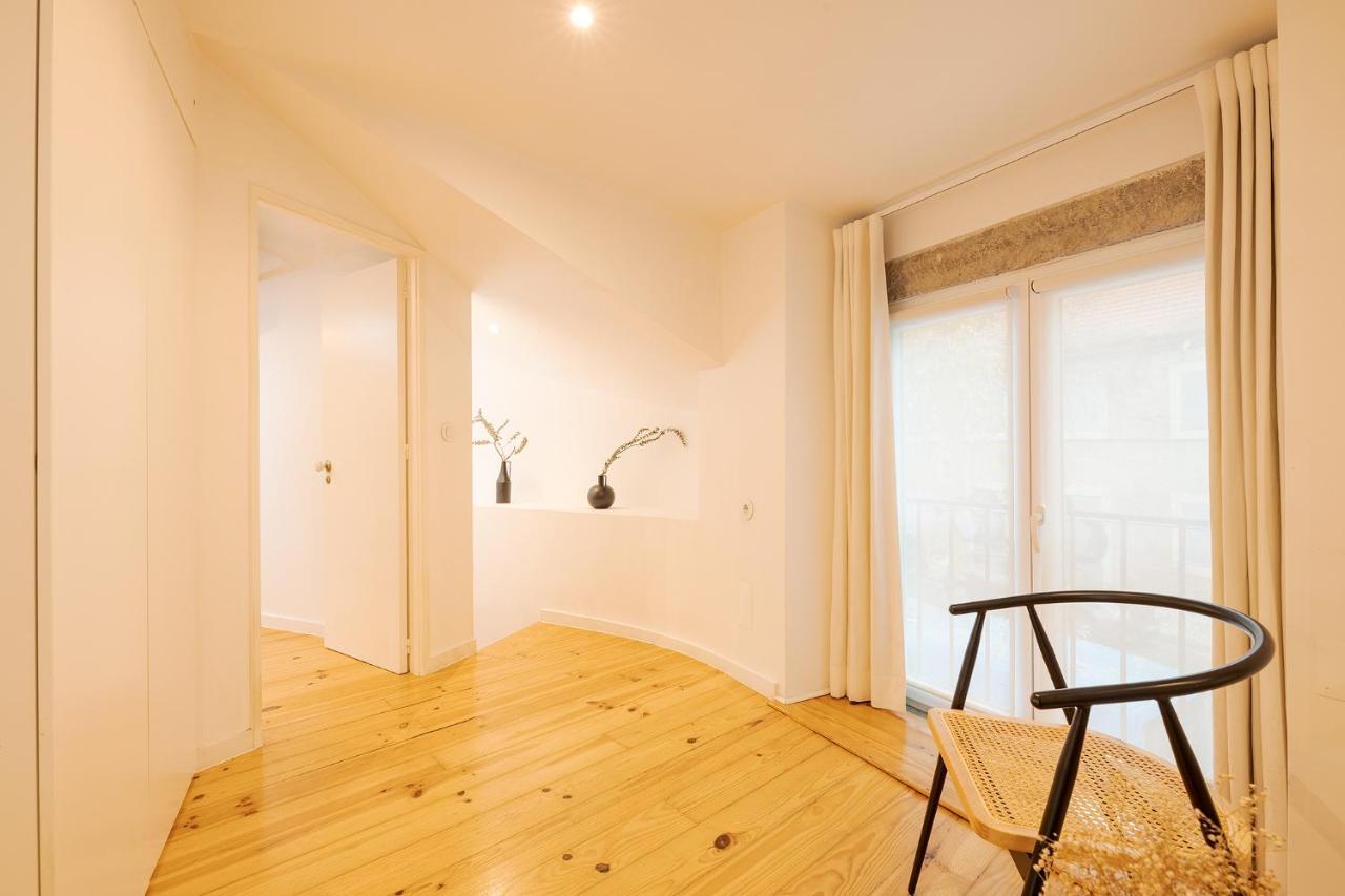 The Yellow House Spacious Duplex In Prazeres District Lisbon Exterior photo