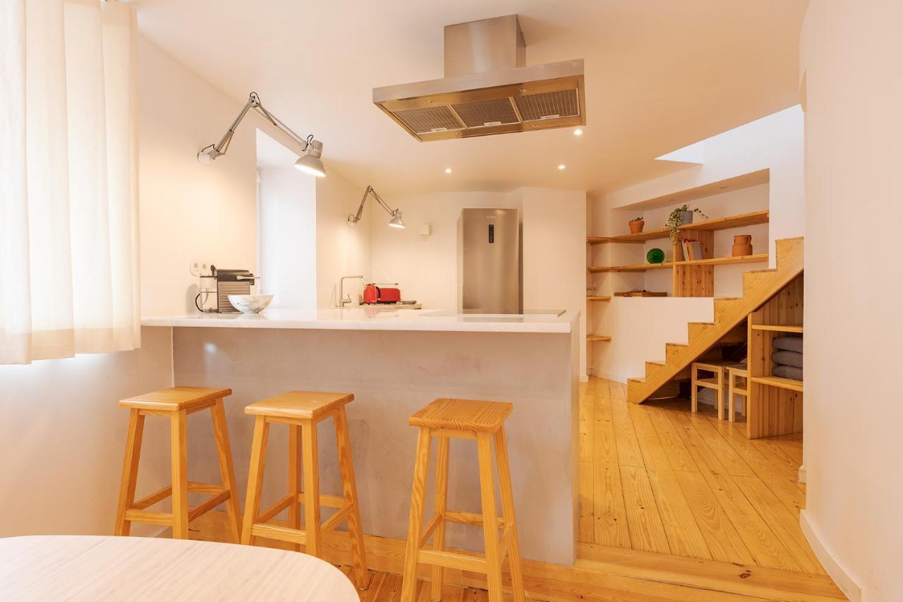 The Yellow House Spacious Duplex In Prazeres District Lisbon Exterior photo